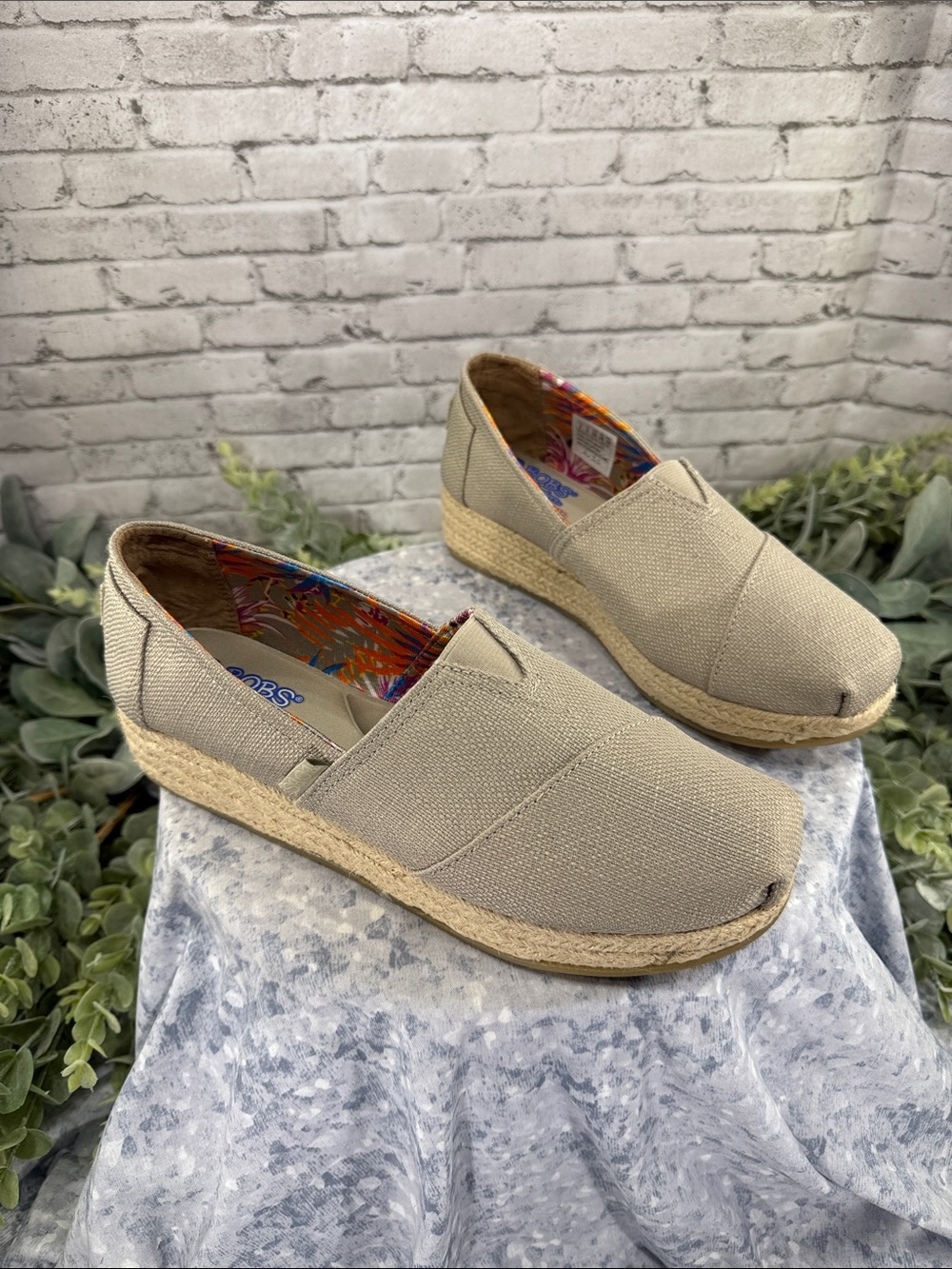 BOBS / SKECHERS “High Jinx” Taupe Slip-on Espadrille Wedges WMS 9M 💛 EUC - Picture 11 of 11